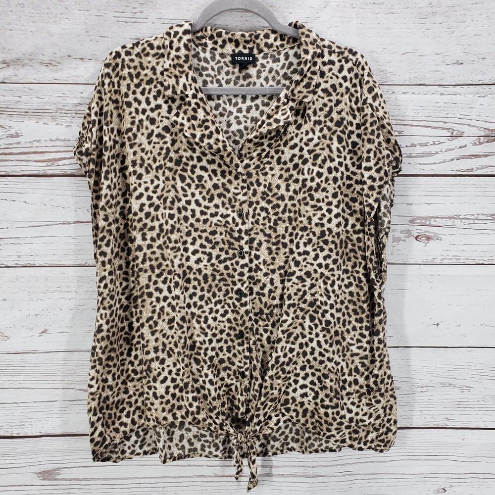 Torrid Women's Leopard Print Rayon Button Down Tie Front Top Size 2